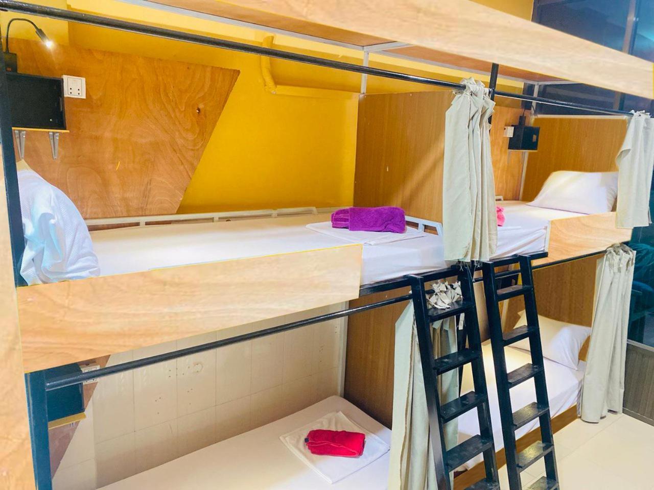 Social Backpacker Hostel & Rooftop Bar 바탐방 외부 사진
