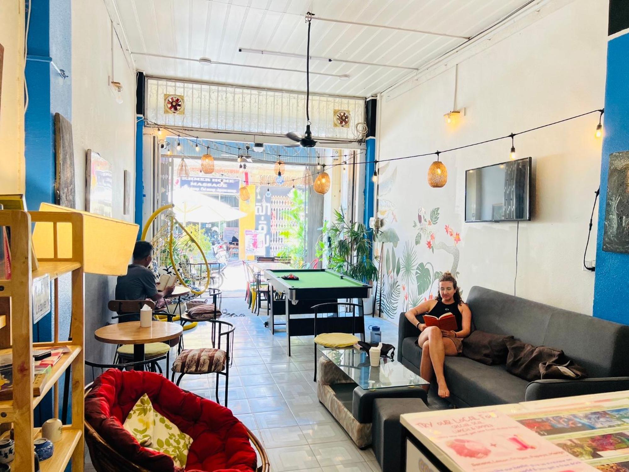 Social Backpacker Hostel & Rooftop Bar 바탐방 외부 사진